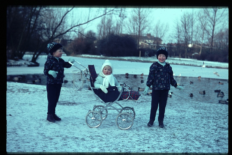 25.Wilhelminapark jan 1966 Brigitte,Marion,Peter.JPG